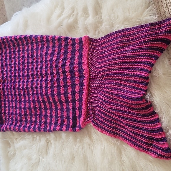 NWOT MERMAID TAIL Girl's crochet snuggie blanket - Picture 3 of 3